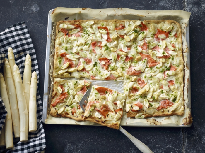 Flammkuchen mit Schinken und grünem Spargel